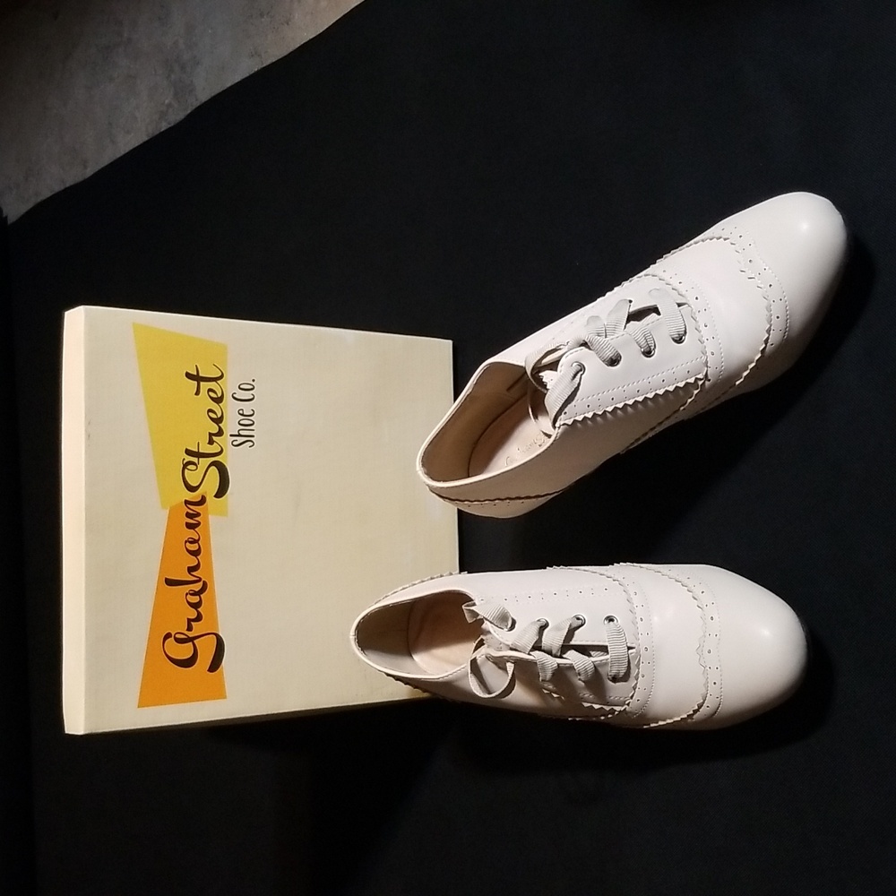 Graham Street Shoe Co. Cream Lace-Up Oxford Heels Size 11